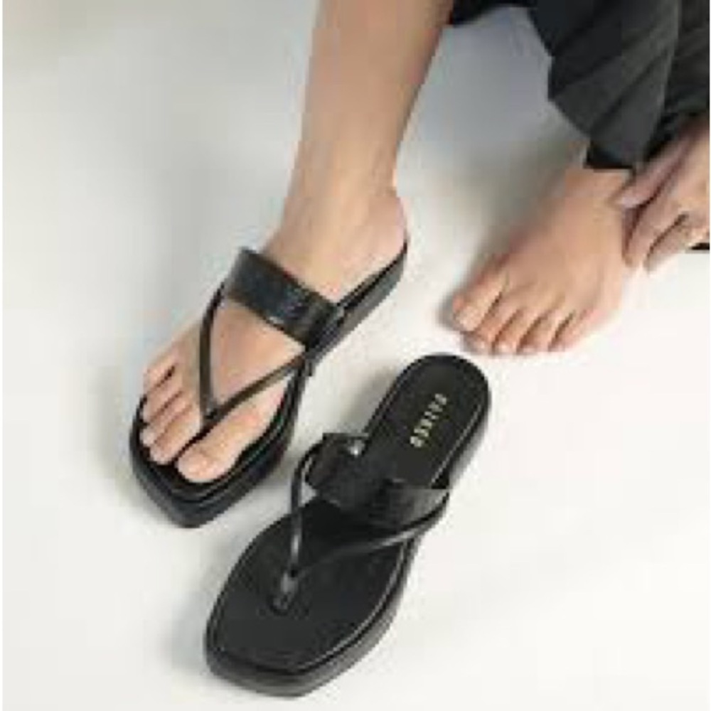 Italian Shoemakers Black Sandals Thong Style like new